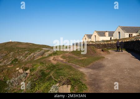 Newquay, Cornwall, 15th dicembre 2022, la gente che gode il sole glorioso in un giorno sole bello ma molto freddo in Fistral Beach, Cornwall. La spiaggia è famosa come la gente viaggia da tutto il paese per cavalcare le onde famose con le condizioni di surfing.Credit: Keith Larby/Alamy Live News Foto Stock