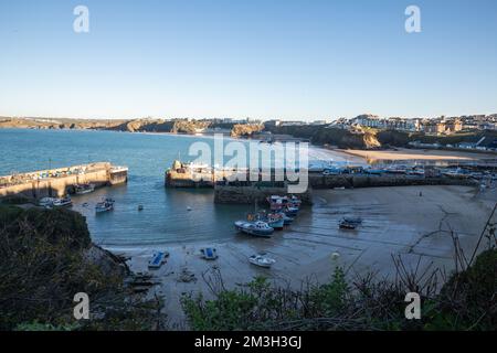 Newquay, Cornwall, 15th dicembre 2022, la gente che gode il sole glorioso in un giorno sole bello ma molto freddo in Fistral Beach, Cornwall. La spiaggia è famosa come la gente viaggia da tutto il paese per cavalcare le onde famose con le condizioni di surfing.Credit: Keith Larby/Alamy Live News Foto Stock