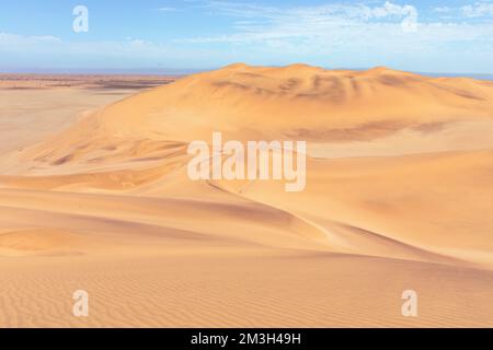 Deserto della Namibia. Vista aerea delle dune di sabbia vicino a Walvis Bay. Skeleton Coast. Namibia. Africa. Foto Stock