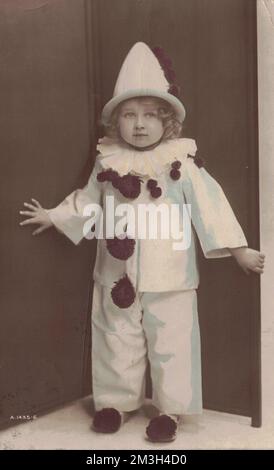 Bambino in vestito di clown bianco e nero, c.1914. Scansione ad alta risoluzione di una cartolina fotografica reale Foto Stock