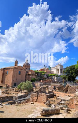 Vista urbana di Roma, Italia: Il Foro Romano e sullo sfondo l'altare della Patria. Foto Stock