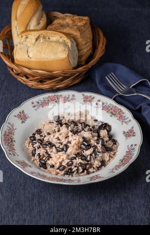 Gallo pinto, cucina tradizionale costaricana su piatto decorato. Foto Stock