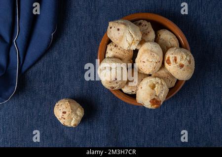 Vista dall'alto di chipa, tipico pane al formaggio Paraguayano con spazio copia. Foto Stock