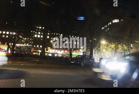 Queste foto sono state scattate tra le 10,30 e le 1,30 di mattina intorno a Londra, che era buono quanto deserte . Pochissime persone nei dintorni e qualche macchina e si potrebbe anche trovare taxi che di solito dopo il blocco non sono intorno a piccadilly, Berkeley Square, Charing Cross Road Marble Arch e ovunque andavate non era affollato come dovrebbe essere il mercoledì sera solo una settimana prima di Natale. Ciò era come le immagini vuote del blitz di Londra 14-15/12/2022 Foto Stock