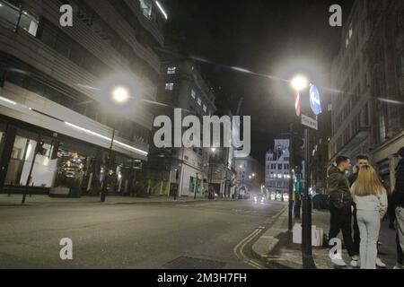 Queste foto sono state scattate tra le 10,30 e le 1,30 di mattina intorno a Londra, che era buono quanto deserte . Pochissime persone nei dintorni e qualche macchina e si potrebbe anche trovare taxi che di solito dopo il blocco non sono intorno a piccadilly, Berkeley Square, Charing Cross Road Marble Arch e ovunque andavate non era affollato come dovrebbe essere il mercoledì sera solo una settimana prima di Natale. Ciò era come le immagini vuote del blitz di Londra 14-15/12/2022 Foto Stock