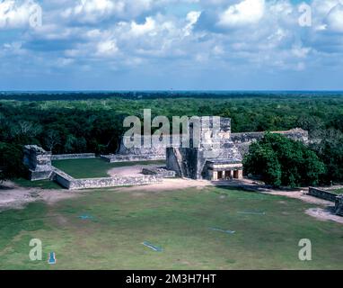 Chichén Itzá, tempio di jaguar e il grande campo da ballo, Yucatán, Messico. Foto Stock