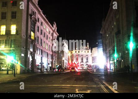 Queste foto sono state scattate tra le 10,30 e le 1,30 di mattina intorno a Londra, che era buono quanto deserte . Pochissime persone nei dintorni e qualche macchina e si potrebbe anche trovare taxi che di solito dopo il blocco non sono intorno a piccadilly, Berkeley Square, Charing Cross Road Marble Arch e ovunque andavate non era affollato come dovrebbe essere il mercoledì sera solo una settimana prima di Natale. Ciò era come le immagini vuote del blitz di Londra 14-15/12/2022 Foto Stock