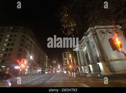 Queste foto sono state scattate tra le 10,30 e le 1,30 di mattina intorno a Londra, che era buono quanto deserte . Pochissime persone nei dintorni e qualche macchina e si potrebbe anche trovare taxi che di solito dopo il blocco non sono intorno a piccadilly, Berkeley Square, Charing Cross Road Marble Arch e ovunque andavate non era affollato come dovrebbe essere il mercoledì sera solo una settimana prima di Natale. Ciò era come le immagini vuote del blitz di Londra 14-15/12/2022 Foto Stock