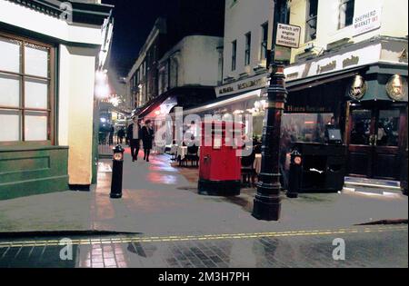 Queste foto sono state scattate tra le 10,30 e le 1,30 di mattina intorno a Londra, che era buono quanto deserte . Pochissime persone nei dintorni e qualche macchina e si potrebbe anche trovare taxi che di solito dopo il blocco non sono intorno a piccadilly, Berkeley Square, Charing Cross Road Marble Arch e ovunque andavate non era affollato come dovrebbe essere il mercoledì sera solo una settimana prima di Natale. Ciò era come le immagini vuote del blitz di Londra 14-15/12/2022 Foto Stock