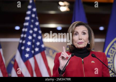 Washington DC, Stati Uniti. 15th Dec, 2022. Il relatore della Casa Nancy Pelosi, D-CA, parla durante la sua conferenza stampa settimanale negli Stati Uniti Campidoglio a Washington, DC Giovedi, 15 dicembre 2022. Foto di Bonnie Cash/UPI Credit: UPI/Alamy Live News Foto Stock