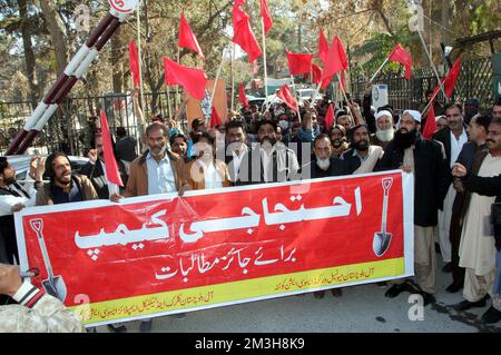 Hyderabad, Pakistan. 15th Dec, 2022. I membri dell'Associazione dei lavoratori municipali del Balochistan stanno organizzando una manifestazione di protesta contro il mancato pagamento dei loro stipendi, a Quetta giovedì 15 dicembre 2022. Credit: Asianet-Pakistan/Alamy Live News Foto Stock