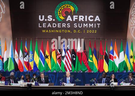 Washington DC, Stati Uniti. 15th Dec, 2022. Il Segretario di Stato Antony Blinken (6th di sinistra) e il Presidente senegalese Macky Sall (3rd di Rightl) hanno partecipato giovedì alla sessione dei leader del vertice USA-Africa sulla partnership per l'Agenda 2063 dell'Unione Africana presso il Walter E. Washington Convention Center di Washington, DC, Dicembre 15, 2022. Foto di Oliver Contreras/UPI Credit: UPI/Alamy Live News Foto Stock