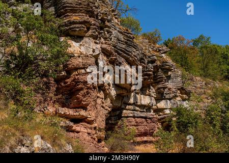 Ammira le formazioni geologiche della gola del fiume Boljetin nella Serbia orientale Foto Stock