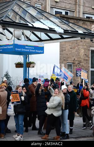 Il più grande sciopero nella storia della RCN started15th dicembre 2022 come personale infermieristico in Inghilterra, Irlanda del Nord e Galles ha richiesto la retribuzione equa e la sicurezza dei pazienti. Foto Stock