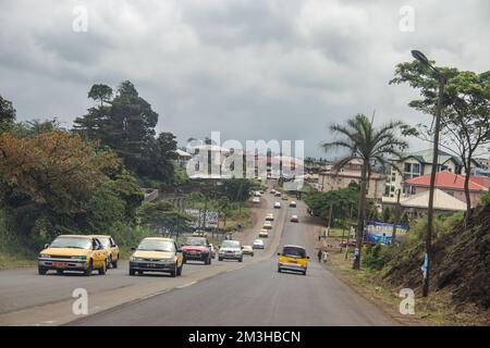 Strade del Camerun, regione sud-occidentale, così chiamata Ambazonia Land con traffico intenso e la gente che passa in fretta Foto Stock