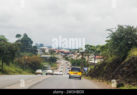 Strade del Camerun, regione sud-occidentale, così chiamata Ambazonia Land con traffico intenso e la gente che passa in fretta Foto Stock