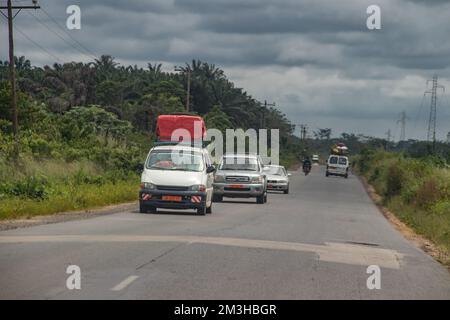 Strade del Camerun, regione sud-occidentale, così chiamata Ambazonia Land con traffico intenso e la gente che passa in fretta Foto Stock