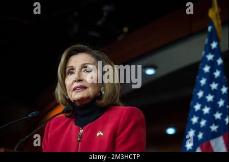 Washington DC, Stati Uniti. 15th Dec, 2022. Il relatore della Camera dei rappresentanti degli Stati Uniti Nancy Pelosi (democratico della California) offre osservazioni e domande sui campi da parte dei giornalisti durante la sua conferenza stampa settimanale al Campidoglio degli Stati Uniti a Washington, DC, giovedì 15 dicembre 2022. Credit: Rod Lammey/CNP Credit: dpa picture Alliance/Alamy Live News Foto Stock