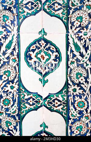 Piastrelle Iznik fatte a mano del Palazzo Topkapi a Istanbul, Turchia. Foto Stock
