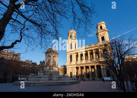 Vista esterna della Chiesa cattolica di Saint-Sulpice, situata in Place Saint-Sulpice, nel quartiere di Odeon, nel 6th° arrondissement di Parigi, Francia Foto Stock