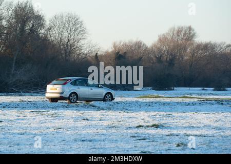 Dorney, Buckinghamshire, Regno Unito. 15th dicembre 2022. A seguito di neve leggera la domenica sera, la neve rimane ancora sul Dorney Common nel Buckinghamshire a seguito di temperature gelide per tutta la settimana. Le temperature sono finalmente previste per aumentare questo fine settimana. Credit: Maureen McLean/Alamy Live News. Credit: Maureen McLean/Alamy Live News Foto Stock