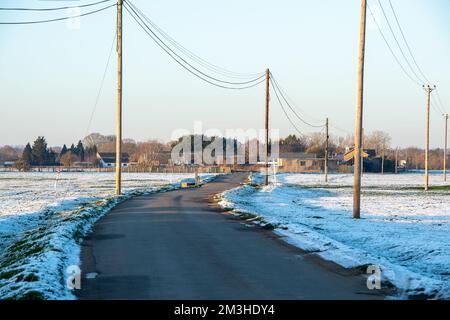 Dorney, Buckinghamshire, Regno Unito. 15th dicembre 2022. A seguito di neve leggera la domenica sera, la neve rimane ancora sul Dorney Common nel Buckinghamshire a seguito di temperature gelide per tutta la settimana. Le temperature sono finalmente previste per aumentare questo fine settimana. Credit: Maureen McLean/Alamy Live News. Credit: Maureen McLean/Alamy Live News Foto Stock