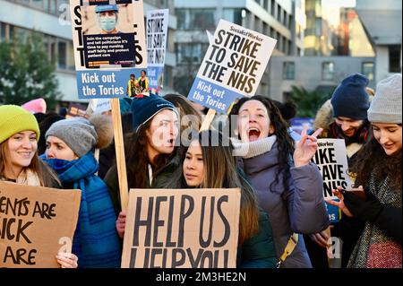 Londra, Regno Unito. Gli infermieri hanno organizzato il più grande sciopero infermieristico nella storia dell'NHS in Inghilterra, Galles e Irlanda del Nord, nonostante gli avvertimenti di interruzioni e ritardi negli appuntamenti per i pazienti. Credit: michael melia/Alamy Live News Foto Stock