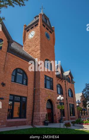 Lo splendido e storico Pueblo Union Depot nel centro di Pueblo, Colorado, si erge alto contro un brillante cielo estivo. Foto Stock