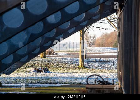 Dorney, Buckinghamshire, Regno Unito. 15th dicembre 2022. Neve al lago Dorney Rowing. A seguito di neve leggera la domenica sera, la neve rimane ancora nel Dorney Buckinghamshire a seguito di temperature gelide per tutta la settimana. Le temperature sono finalmente previste per aumentare questo fine settimana. Credit: Maureen McLean/Alamy Live News Foto Stock