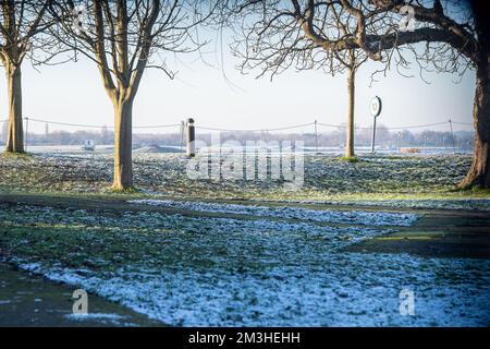 Dorney, Buckinghamshire, Regno Unito. 15th dicembre 2022. Neve al lago Dorney Rowing. A seguito di neve leggera la domenica sera, la neve rimane ancora nel Dorney Buckinghamshire a seguito di temperature gelide per tutta la settimana. Le temperature sono finalmente previste per aumentare questo fine settimana. Credit: Maureen McLean/Alamy Live News Foto Stock