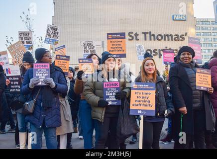 Londra, Regno Unito. 15th Dec, 2022. Gli infermieri tengono cartelli a sostegno della retribuzione equa durante la dimostrazione presso la linea di picket fuori dal St Thomas' Hospital mentre inizia il più grande sciopero infermiera del Regno Unito nella storia. Migliaia di infermieri in tutto il paese sono in sciopero in una disputa sulla retribuzione. Credit: SOPA Images Limited/Alamy Live News Foto Stock