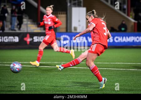 Georgia Stanway (R) del Bayern Monaco segna il terzo gol della sua squadra durante la partita di calcio del gruppo D della UEFA Women's Champions League tra FC Rosengard Foto Stock