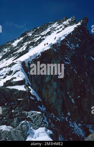 Panorama delle montagne innevate e delle alte vette alpine nell'inverno Oberland Bernese in Svizzera Foto Stock