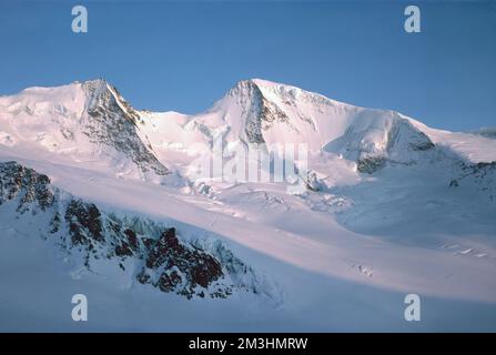 Panorama delle montagne innevate e delle alte vette alpine nell'inverno Oberland Bernese in Svizzera Foto Stock