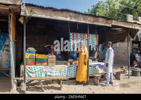 Mercato aperto africano in strade trafficate e venditori di strada, con persone affollate e traffico pubblico, piccoli negozi che vendono merci diverse Foto Stock