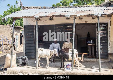 Mercato aperto africano in strade trafficate e venditori di strada, con persone affollate e traffico pubblico, piccoli negozi che vendono merci diverse Foto Stock