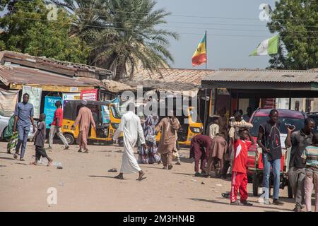 Mercato aperto africano in strade trafficate e venditori di strada, con persone affollate e traffico pubblico, piccoli negozi che vendono merci diverse Foto Stock