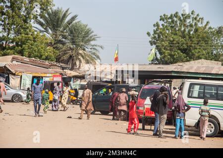 Mercato aperto africano in strade trafficate e venditori di strada, con persone affollate e traffico pubblico, piccoli negozi che vendono merci diverse Foto Stock