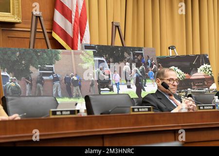 Washington DC, Stati Uniti. 15th Dec, 2022. Le immagini delle riprese di massa di Uvalde(TX) sono state viste durante un'audizione di oggi, il 15 dicembre 2022, a Rayburn HOB/Capitol Hill a Washington DC, USA. (Foto di Lenin Nolly/Sipa USA) Credit: Sipa USA/Alamy Live News Foto Stock