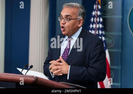 Washington DC, Stati Uniti. 15th Dec, 2022. Coordinatrice di Risposta del COVID-19 il Dott. Ashish Jha​, parla durante un briefing quotidiano della stampa nella Sala Briefing della Stampa del James S. Brady alla Casa Bianca a Washington, DC il 15 dicembre 2022.(Photo by Oliver Contreras/Pool/ABACAPRESS.COM) Credit: Abaca Press/Alamy Live News Foto Stock