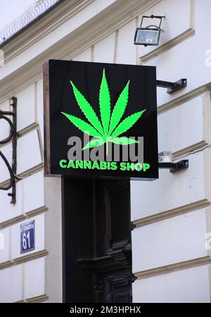 Cracovia. Cracovia. Polonia. Insegna del negozio di cannabis con la foglia di cannabis. Foto Stock