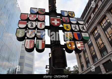 Stemma di 26 cantoni svizzeri esposti in piazza Leicester a Londra sotto forma di albero. Foto Stock