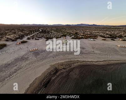 vista del lago mohave nella zona ricreativa nazionale del lago mead in nevada vicino a laughlin e alla città delle torride. Foto Stock