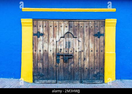 Muri esterni e porte diventano Arte a Bogotà, Colombia Foto Stock