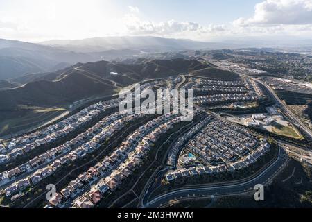 Veduta aerea di nuovi quartieri suburbani nella comunità di Santa Clarita della Contea di Los Angeles, California. Foto Stock
