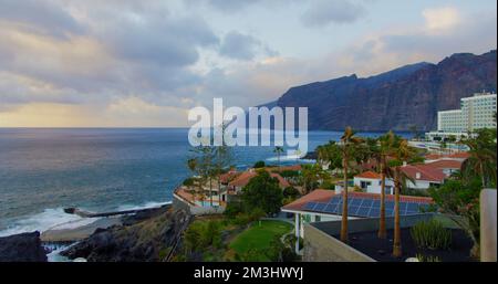 Los Gigantes durante il tramonto. Tenerife, Isole Canarie, Spagna. Città Puerto de Santiago. Foto Stock