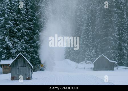 i cannoni sparano la neve sulle piste delle alpi italiane Foto Stock