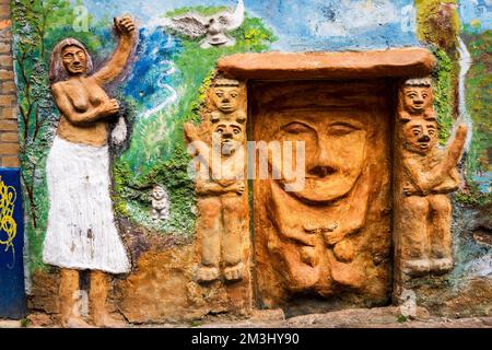 Muri esterni e porte diventano Arte a Bogotà, Colombia Foto Stock