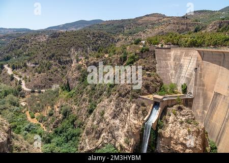 La diga di Beznar nella valle di Lecrin in Andalusia, Spagna Foto Stock