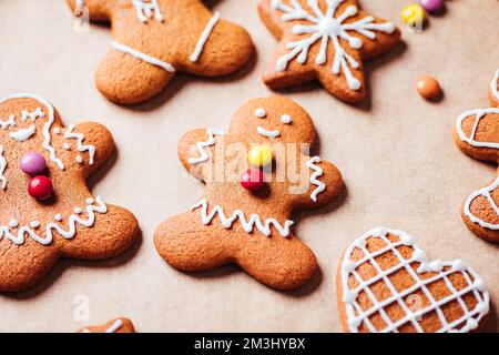 Vari tipi di biscotti di pan di zenzero con glassa di zucchero. Decorato nello spirito natalizio. Felice anno nuovo celebrazione. Divertente e divertente. Foto Stock